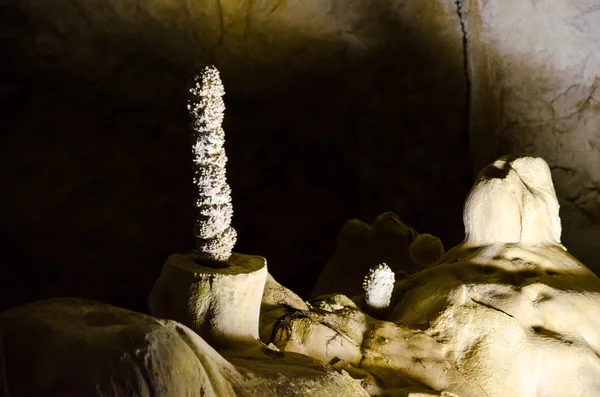 Сталагмиты. Мраморная пещера. Крым . — стоковое фото