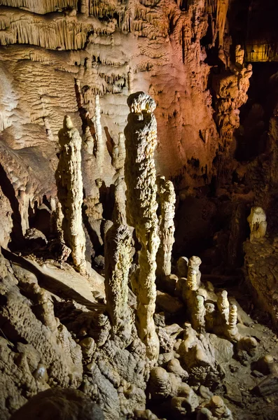 Stalagmiten. Höhle emine bair khosar auf der Krim. — Stockfoto