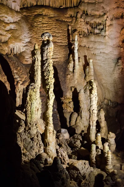 Stalagmiten. Höhle emine bair khosar auf der Krim. — Stockfoto