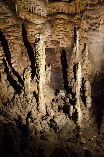 Stalagmieten. grot van emine bair khosar op de Krim. — Stockfoto