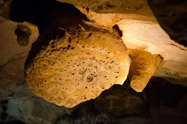 钟乳石。洞穴在克里米亚艾米拜尔 khosar. — 图库照片