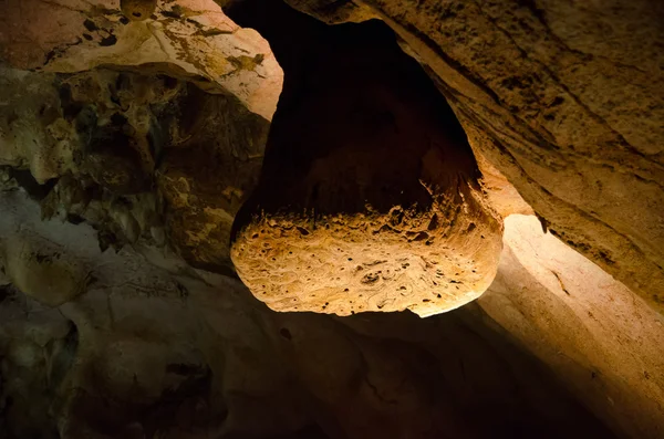 钟乳石。洞穴在克里米亚艾米拜尔 khosar. — 图库照片