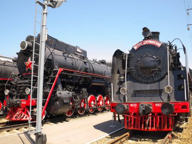 Rostov-on-Don, Rusya - 13 Temmuz 2021. Eski Sovyet buhar lokomotifleri LV serisi (L Voroshilovgrad) ve FD serisi (Felix Dzerzhinsky) Demiryolu Taşımacılık Müzesi 'nde.