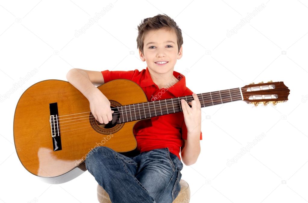 niño feliz está tocando guitarra acústica — Foto de stock © valuavitaly