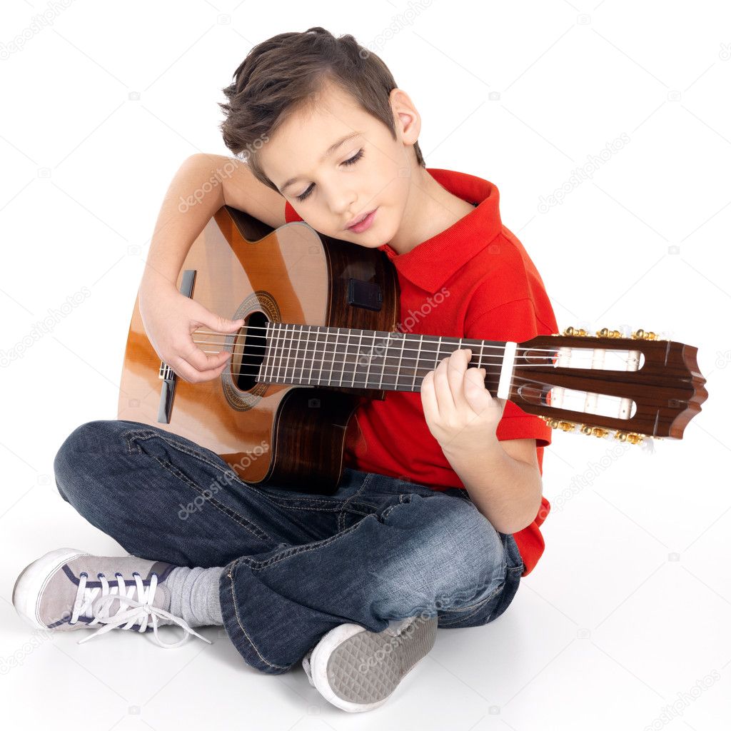 Resultado de imagen para Un niño tocando guitarra