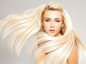 blonde Frau mit langen glatten Haaren