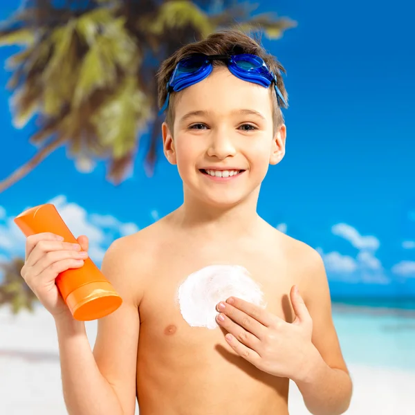 Applying sunscreen Pictures, Applying sunscreen Stock Photos & Images