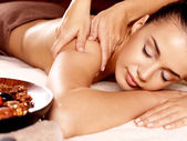 Frau bei Massage im Wellness-Salon