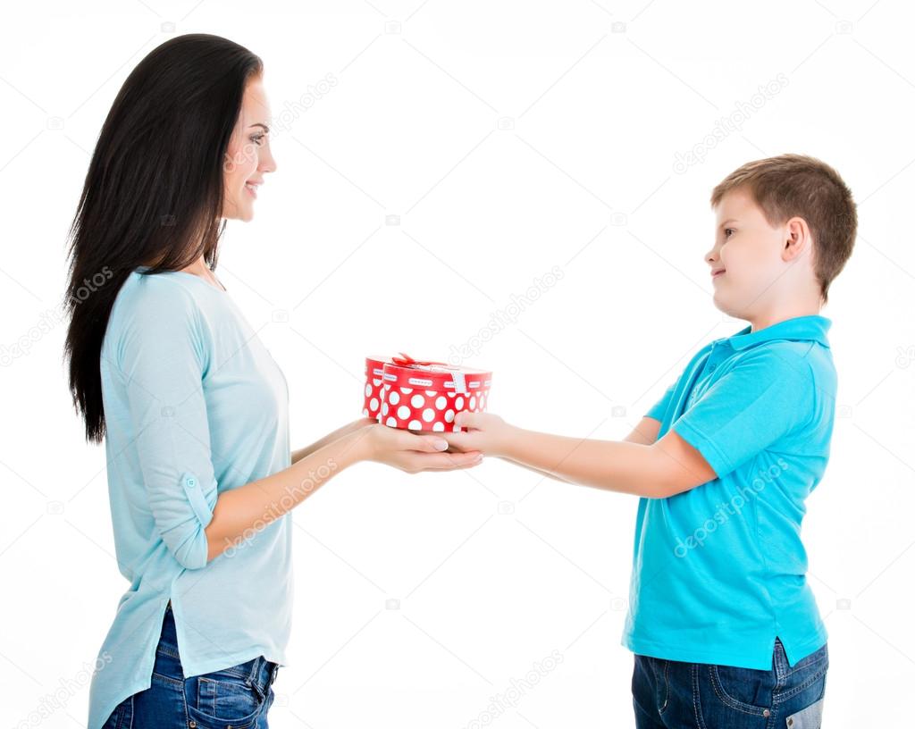 madre dando un regalo a su hijo — Foto de stock 
