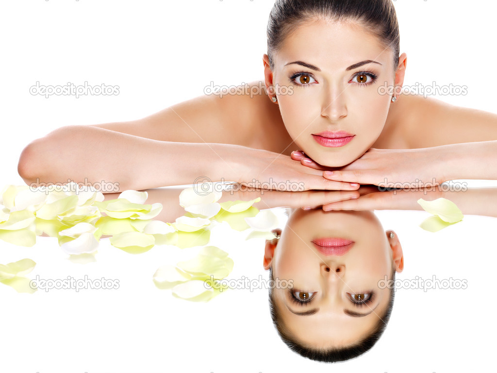 Frau mit gesunder Haut und rosa Blüten — Stockfoto © valuavitaly 41953209