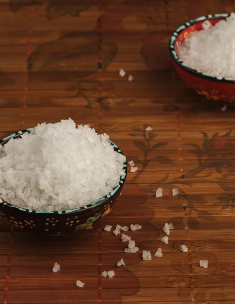 Dwie miski pełne soli — Zdjęcie stockowe