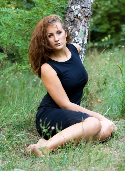 Belle fille sur un fond de nature verte — Photo