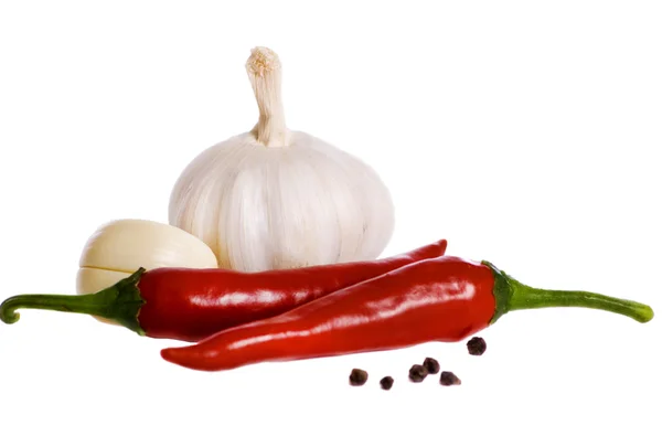 Νεκρή φύση της πιπέρι σκόρδο και μπαχαρικά που απομονώνονται σε λευκό φόντο — Φωτογραφία Αρχείου