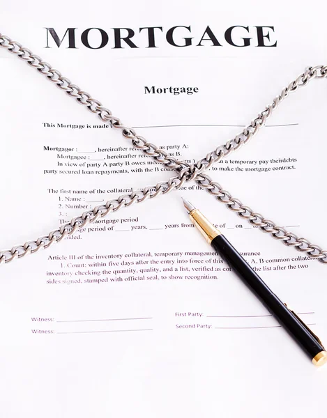 Mortgage. Contract entwined chain and pen — Stock Photo, Image