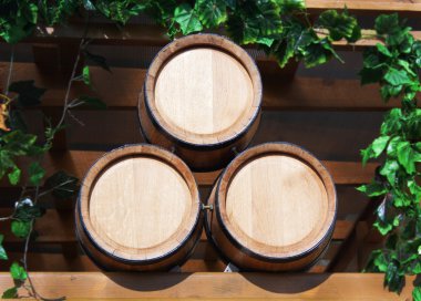 şarap için üç yeni varil