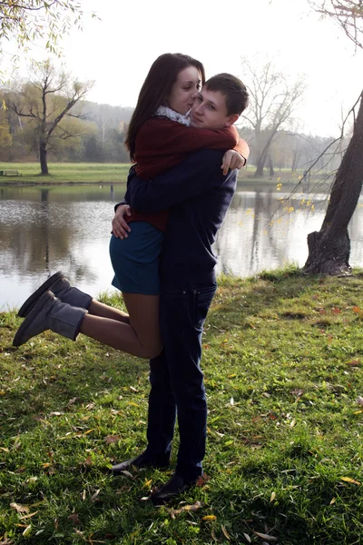 Casal feliz no parque — Fotografia de Stock