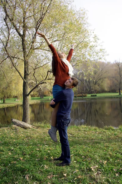 Happy girl at the hands of men — Stock Photo, Image