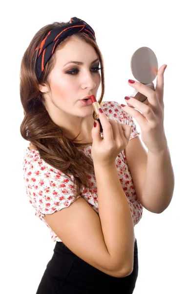 Jonge vrouw die lippenstift aanbrengt — Stockfoto