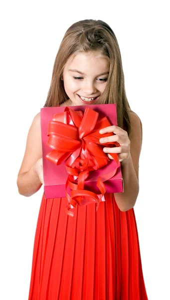 Petite fille ouverte boîte cadeau rouge — Photo