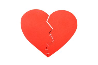 Beyaz arka plan üzerinde izole karton kalbi kırık