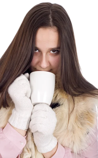Женщина в зимней одежде и белых перчатках, пьет чай и тепло — стоковое фото