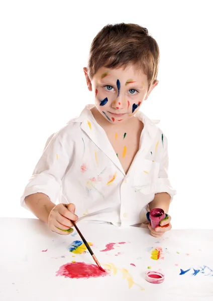 Jeune artiste enfant avec des peintures — Photo