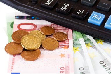 hesap makinesi, sikke ve 100 euro fatura
