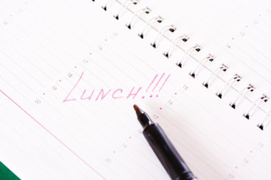 hesap makinesi, sikke ve 100 euro fatura