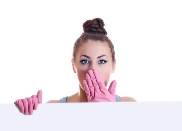 Temizlikçi kadın beyaz bir kağıt gösteriliyor