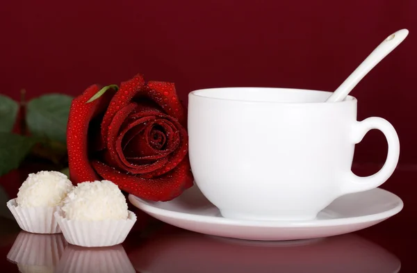 Herbata czerwona róża i słodycze — Zdjęcie stockowe