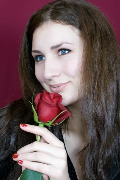 Mädchen mit roter Rose — Stockfoto