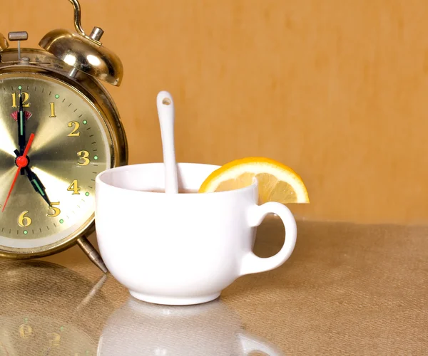 Taza blanca de té con limón —  Fotos de Stock