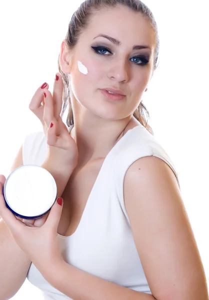 Mooie vrouw toepassing moisturizer crème — Stockfoto