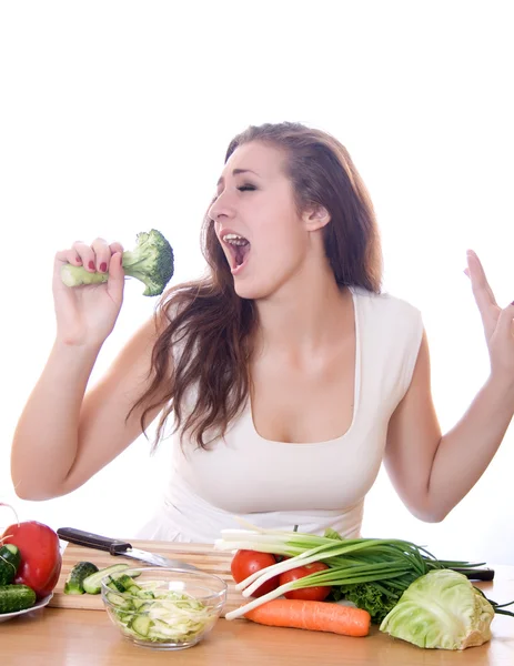 Mulher prepara uma salada — Fotografia de Stock