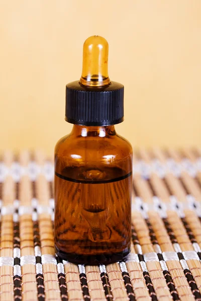 Butelki z aromatycznymi olejkami — Zdjęcie stockowe