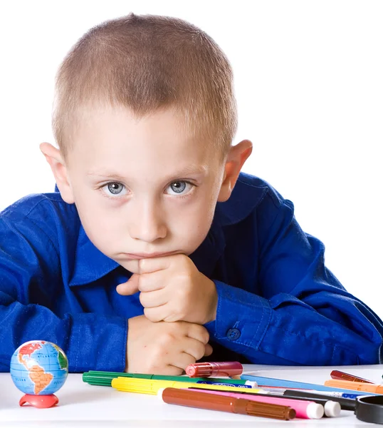 El chico está triste pensando en la escuela. —  Fotos de Stock