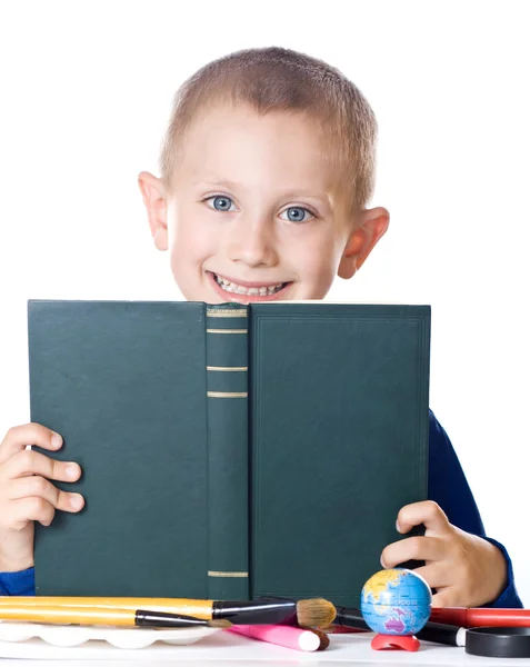 Jongen die een boek leest — Stockfoto