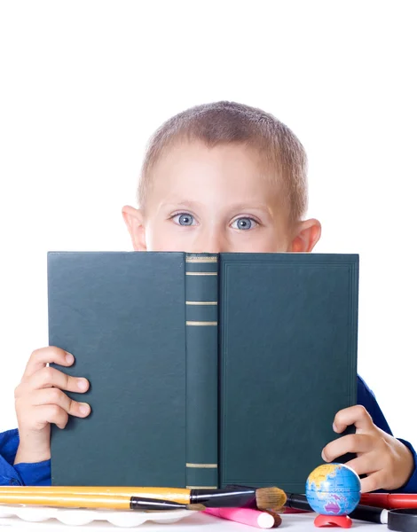 Jongen die een boek leest — Stockfoto