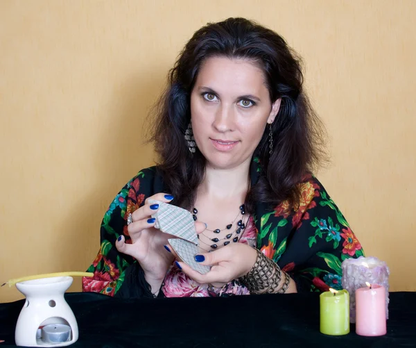 Mujer gitana sentada con cartas . —  Fotos de Stock