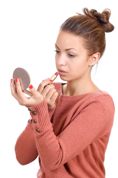 Junge Frau trägt Lippenstift auf — Stockfoto