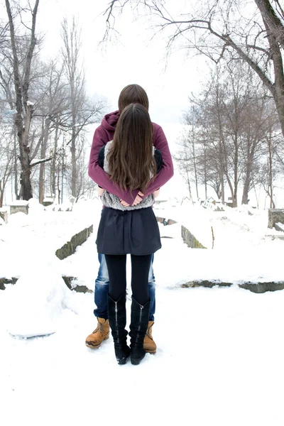 Jovem casal no parque de inverno — Fotografia de Stock
