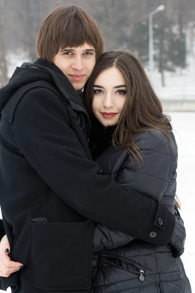 Casal jovem brincando ao ar livre. Temporada de Inverno . — Fotografia de Stock