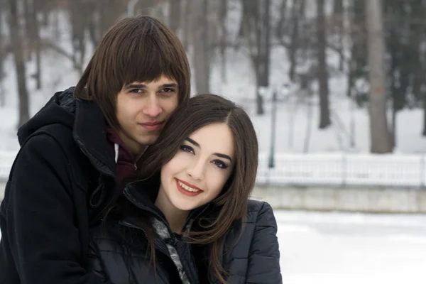 Pareja joven en parque de invierno —  Fotos de Stock