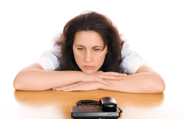 Jovem mulher triste com telefone — Fotografia de Stock