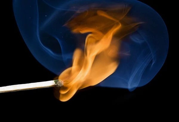 Streichholz Flamme und Rauch — Stockfoto