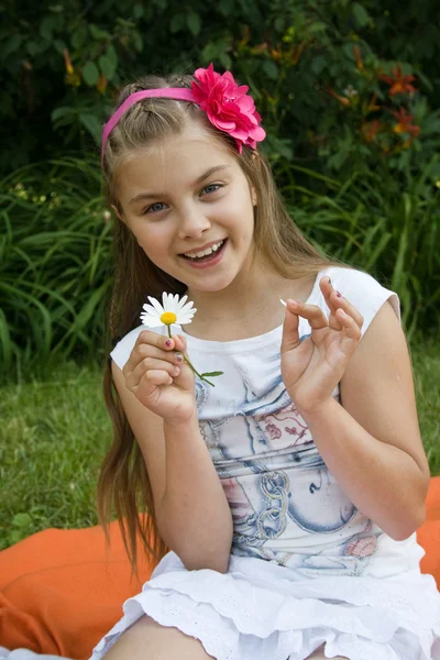 Meisje gissingen op kamille — Stockfoto