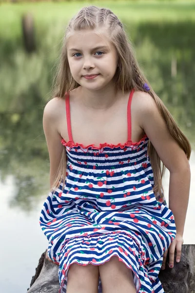 Retrato al aire libre de niña —  Fotos de Stock