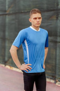 Çocuk parkındaki genç, sportif adam bir dakika içinde dinlenecek.