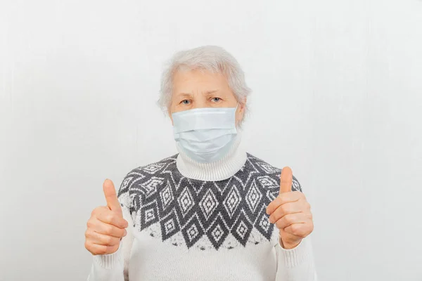 Vecchio Modello Femminile Facendo Segno Pace Vittoria Indossando Medico Covid — Foto Stock