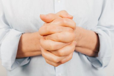 Kadın ellerini birbirine doladı, parmakları birbirine dolandı. Parmaklar kenetlendi